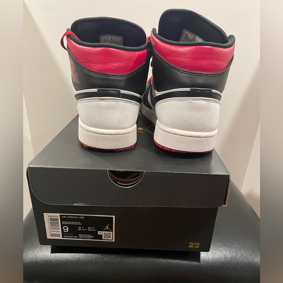 Nike AirJordan 1 Mid Size 9 Red Black White - Picture 9 of 11